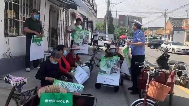 怀柔公安针对‘一老一小’开展交通安全宣传，重点讲解隐患