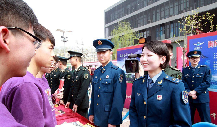 2020年大学毕业生当兵优势明显，学历及转士官都有好处