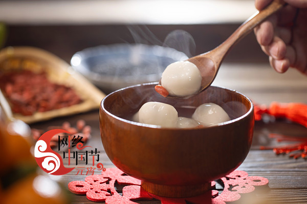 扬州大学食堂女神走红!长相甜美且勤快,同学纷纷围观