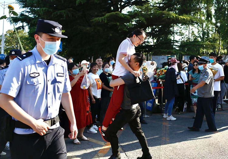 高考分数公布,教育部严禁炒作高考状元,如何淡化舆论关注?