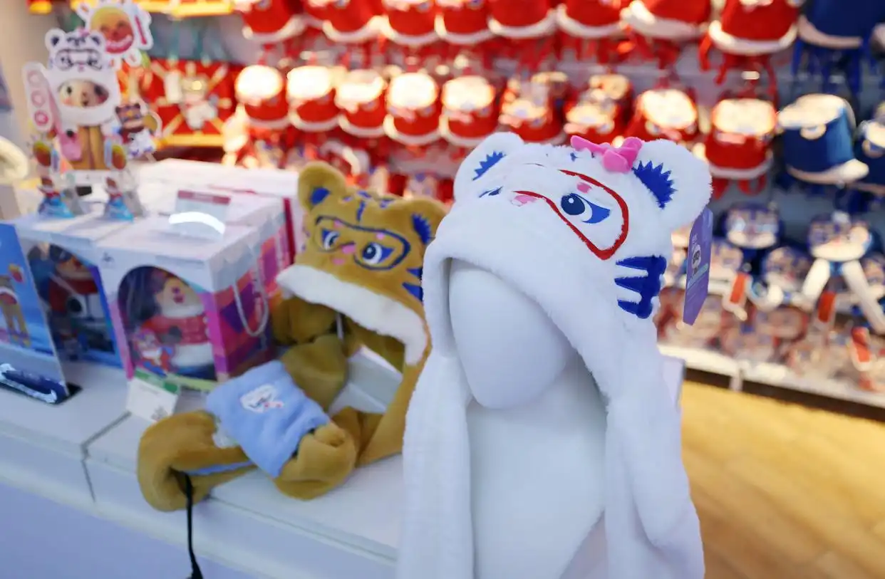 亚冬会赛程过半,吉祥物周边爆火,特色服饰一‘服’难求