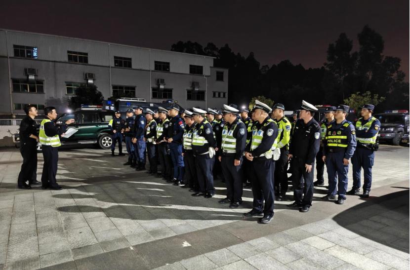 东莞交警重拳整治飙车炸街,查扣多辆违法车并拘人