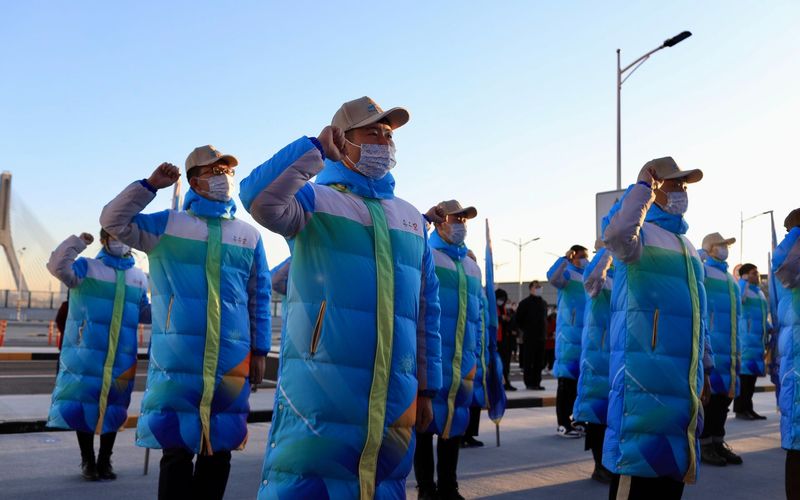 北京冬奥会开幕倒计时60天,城市志愿者标识及服装亮相