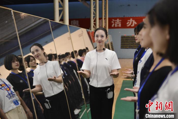 冬奥会礼仪志愿者:颁奖场上展‘中国之美’,传递最高敬意