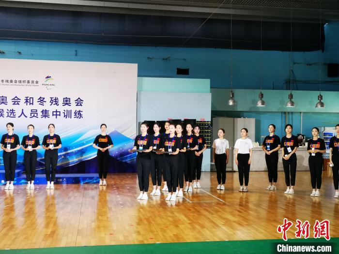 冬奥会礼仪志愿者:颁奖场上展‘中国之美’,传递最高敬意