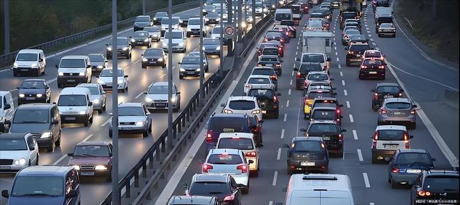 高速公路为何莫名封锁数十公里?没有事故、没有修路,罪魁祸首却是“幽灵堵车”