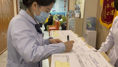 高三生备战高考，近视手术成报考公安军校等专业的关键选择