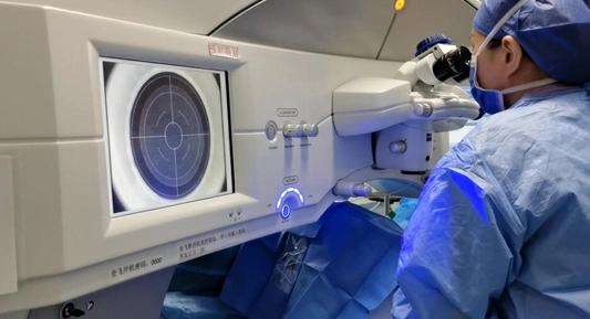 高三生备战高考,近视手术成报考公安军校等专业的关键选择