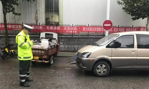 烟台交警曝光违停行为,整治活动持续开展,违停后果要知道