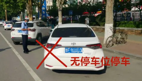 烟台交警曝光违停行为,整治活动持续开展,违停后果要知道