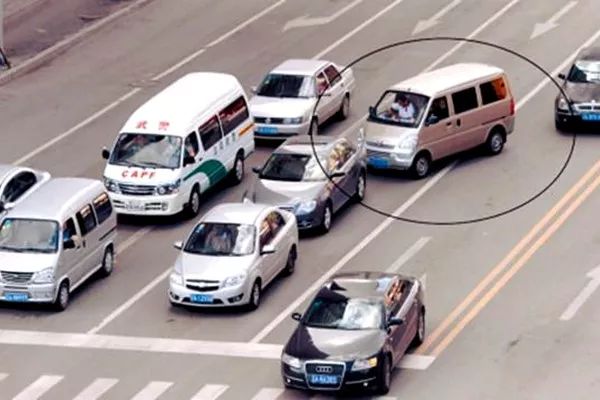 开车压实线不扣分罚款的3种情况,老司机都知道