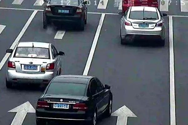 开车压实线不扣分罚款的3种情况,老司机都知道