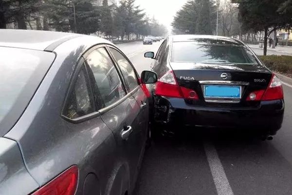 开车压实线不扣分罚款的3种情况,老司机都知道