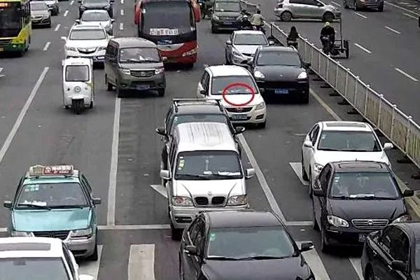 开车压实线不扣分罚款的3种情况,老司机都知道