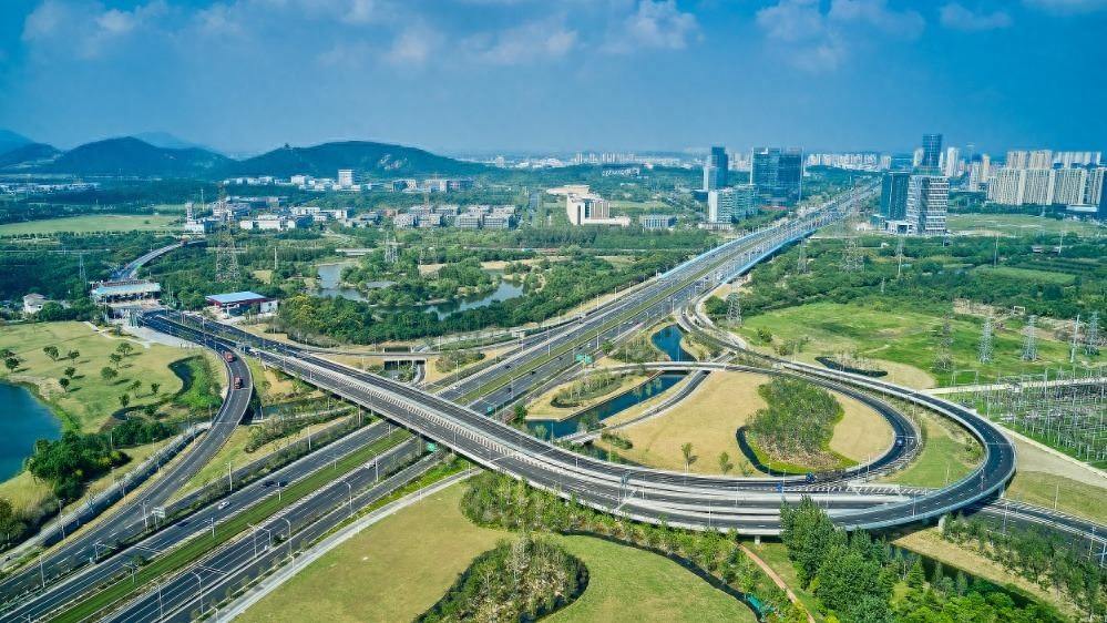 江苏高速假期局部路段车多缓行，这些流量大路段要注意