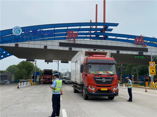 聊城高速交警开展整治行动，严查违法并宣传交通安全知识