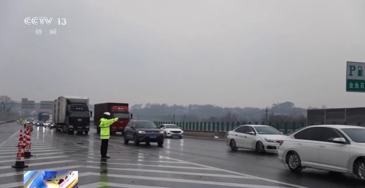 春运返程遇拥堵,私家车占应急车道行驶,举报违法有啥后果?