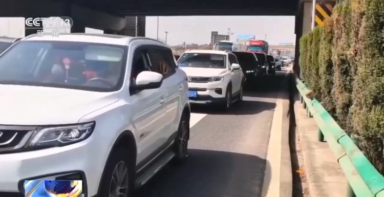 春运返程遇拥堵,私家车占应急车道行驶,举报违法有啥后果?