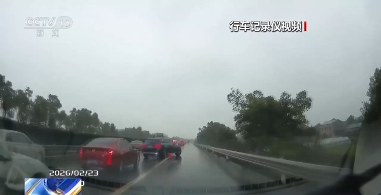 春运返程遇拥堵,私家车占应急车道行驶,举报违法有啥后果?