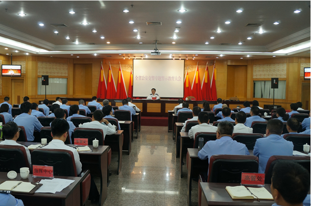 福建省高速公路交警坚持边检查边整改，重点解决群众最焦虑、最担心、最渴望的迫切问题。