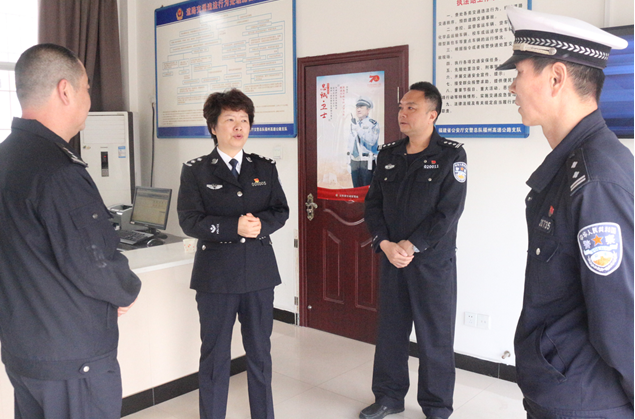 福建省高速公路交警坚持边检查边整改,重点解决群众最焦虑、最担心、最渴望的迫切问题。