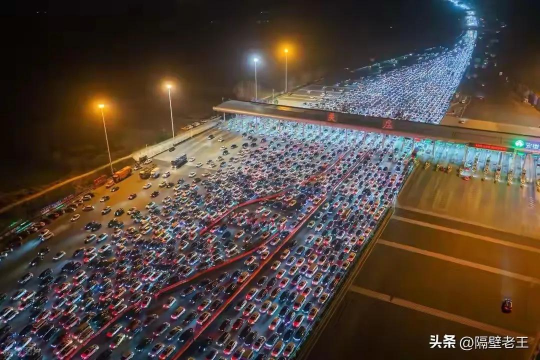 高速节假日免费引热议!新规能否解堵?试点数据有何秘密?