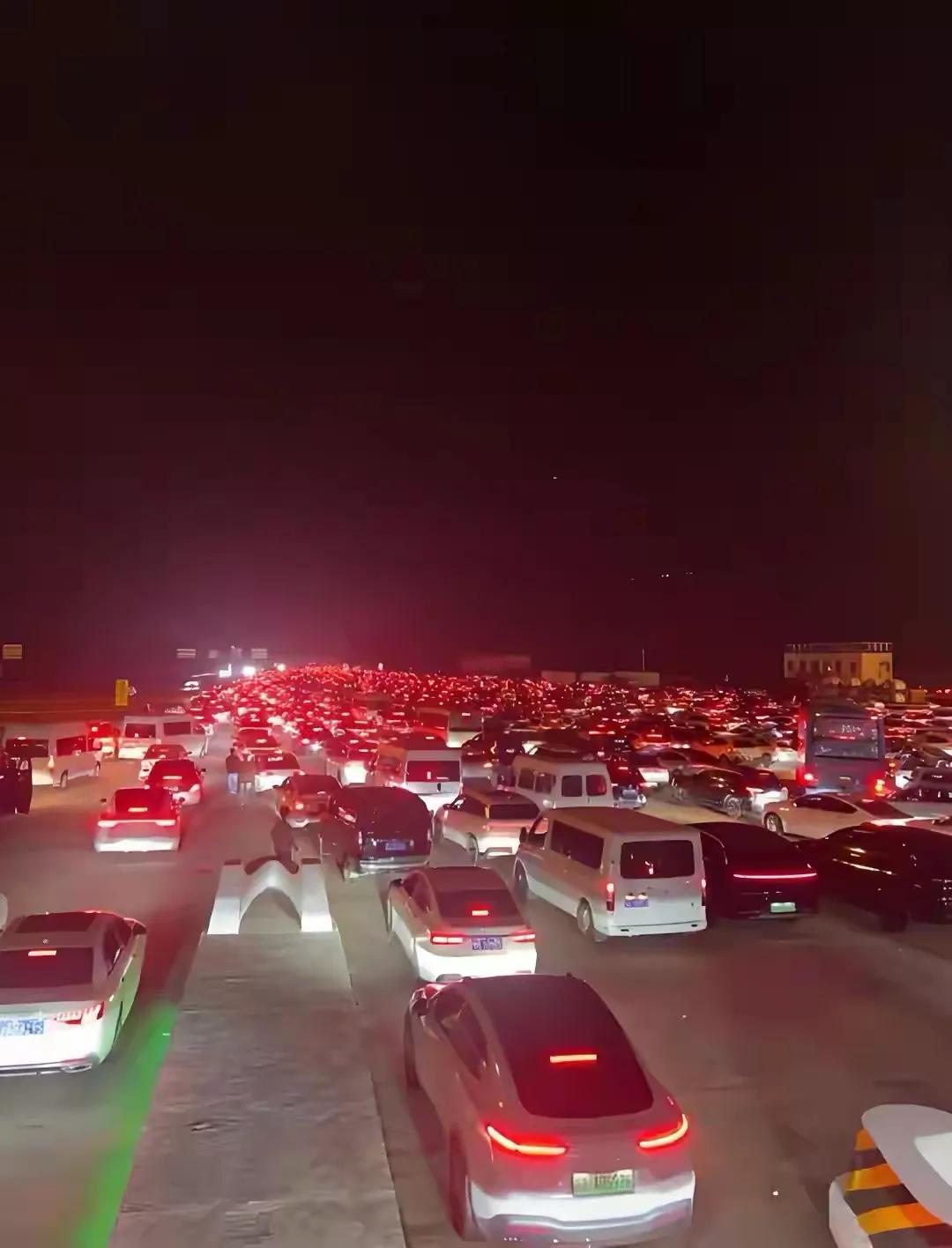 高速节假日免费引热议!新规能否解堵?试点数据有何秘密?