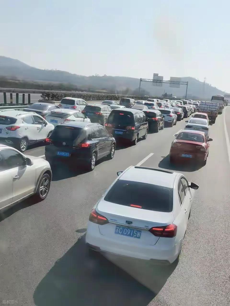 高速节假日免费引热议!新规能否解堵?试点数据有何秘密?