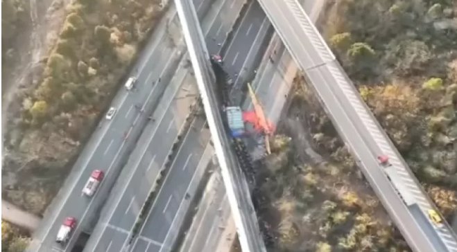 湖北沪渝高速桥梁侧翻致 3 死 4 伤，多路段交通受影响