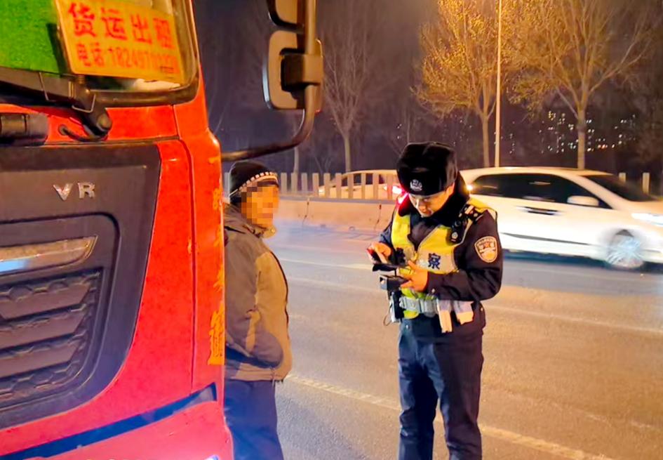 哈尔滨交管部门开展货车违法整治,严打超载等行为