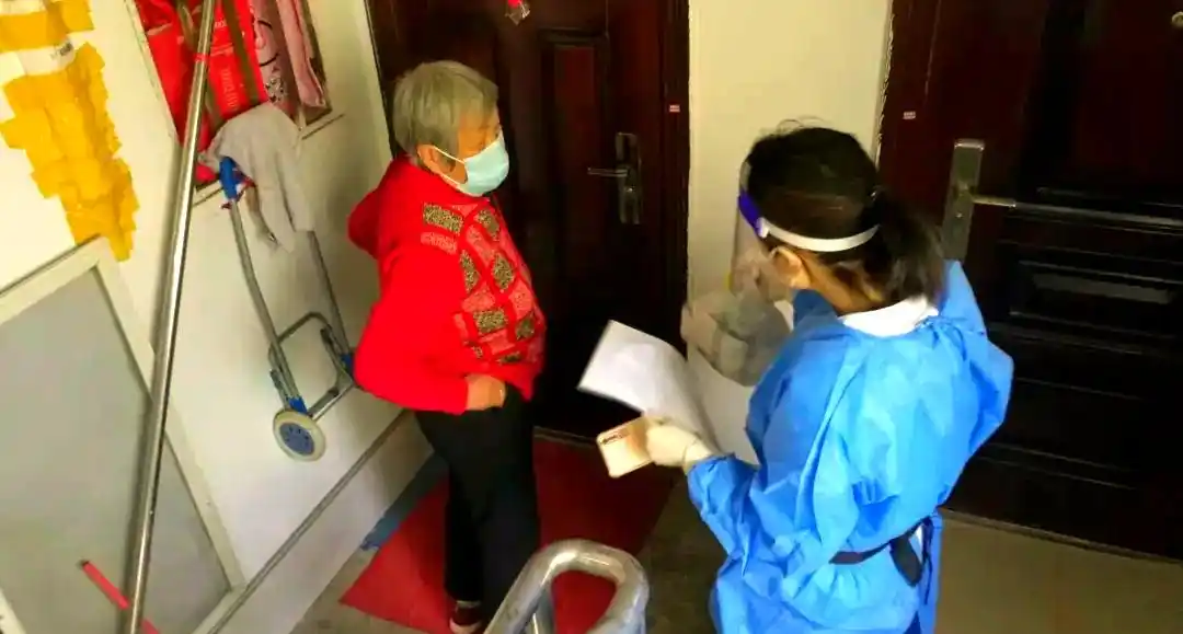 抗疫时物业人坚守岗位，方东小区抗疫面临消杀等重重挑战