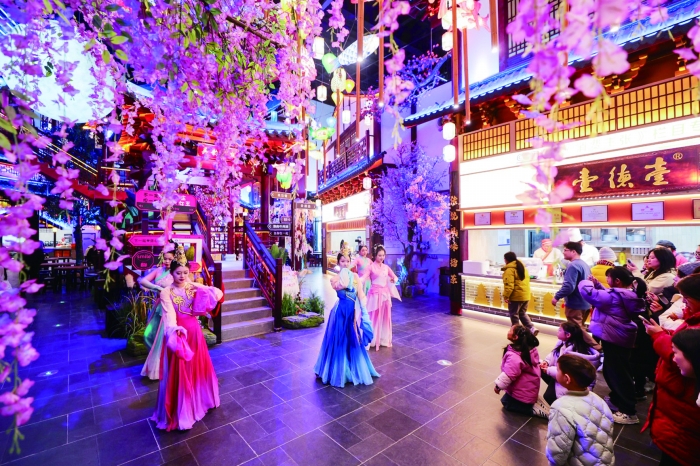 高速服务区成消费新地标，新能源车充电催生微度假时光