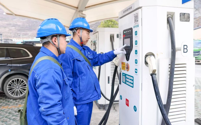 四川高速服务区充电设施升级 保障春运新能源出行需求