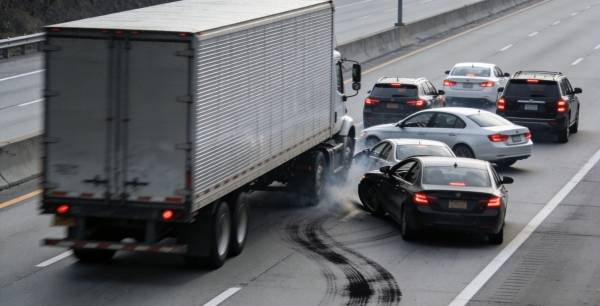 高速开太慢也违法！中山3名低速行驶货车司机被查处