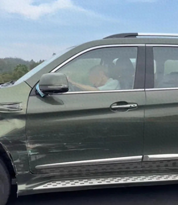 武深高速湖南段惊现异常慢速SUV，司机状态成谜