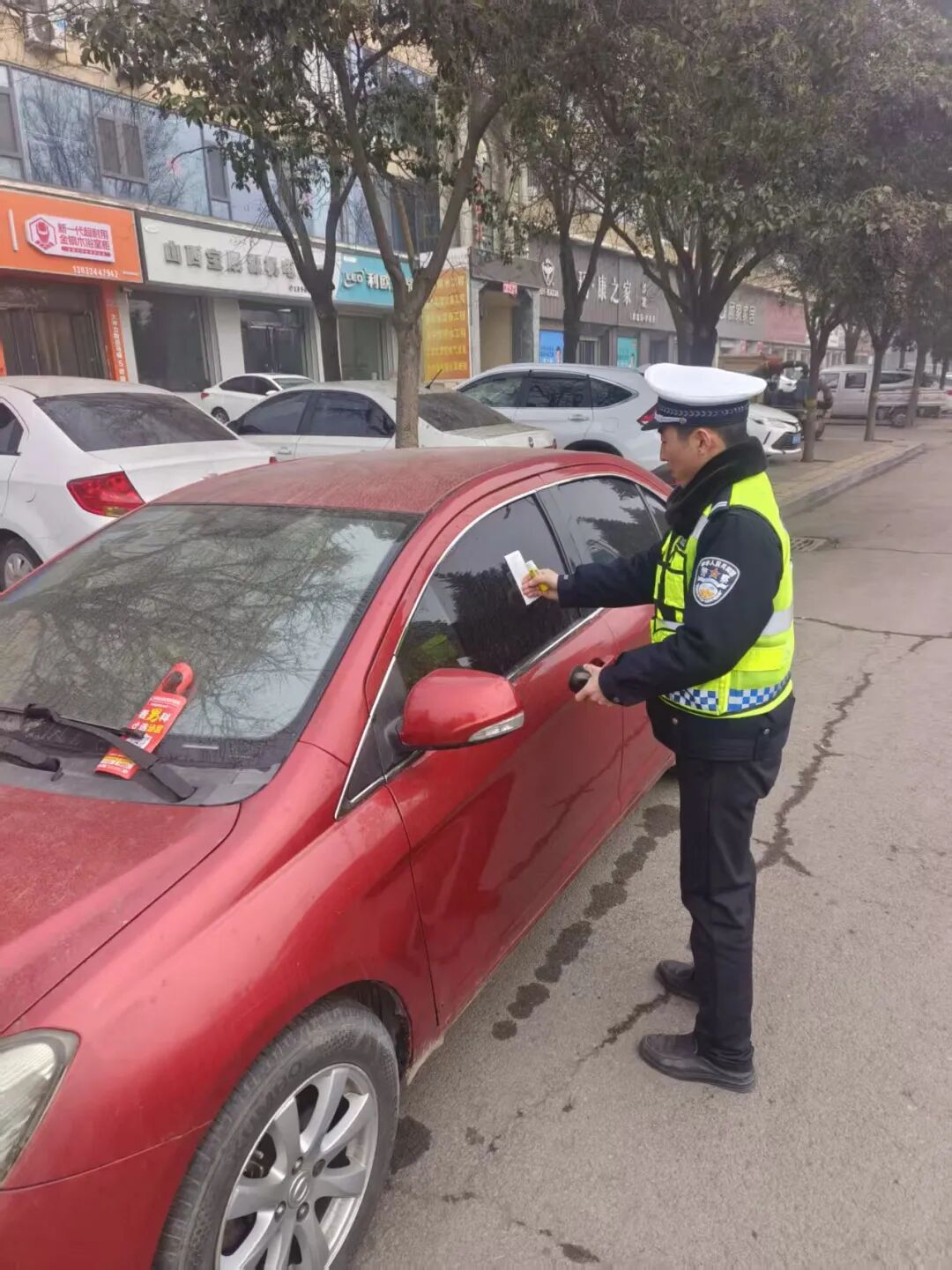 稷山县整治城区重点路段交通秩序,规范停车消除隐患