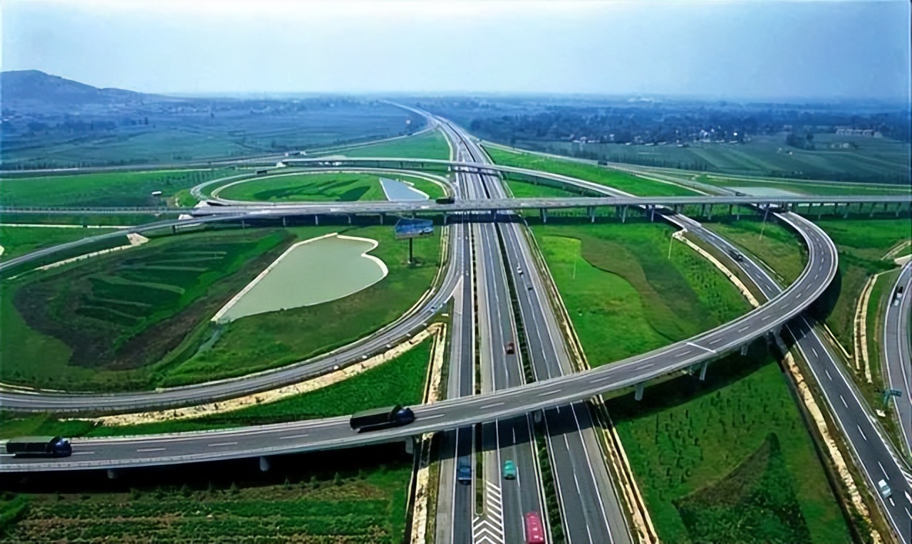 中国十大高速公路之最:最长、最短高速公里数及其他特色介绍