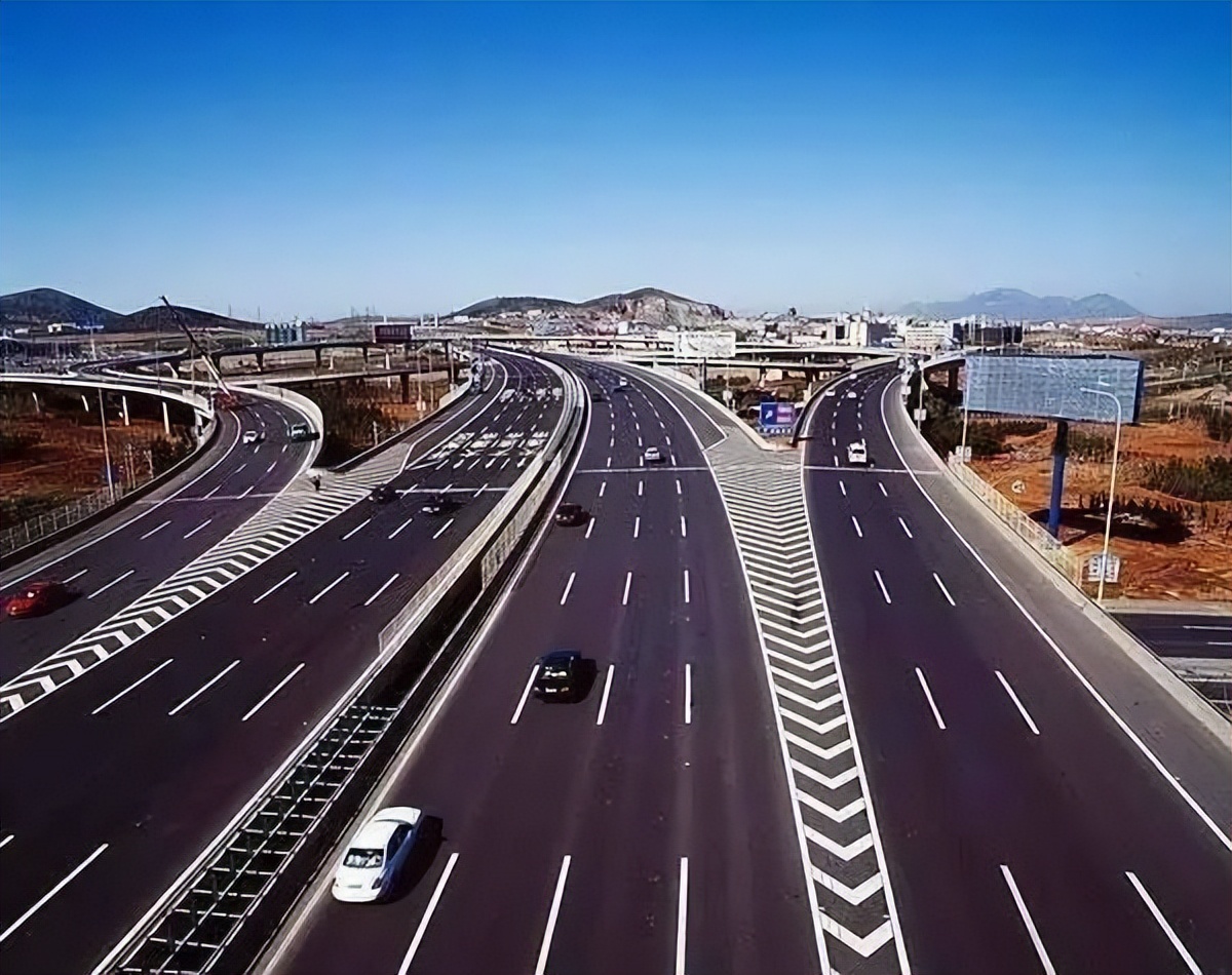 中国十大高速公路之最:最长、最短高速公里数及其他特色介绍